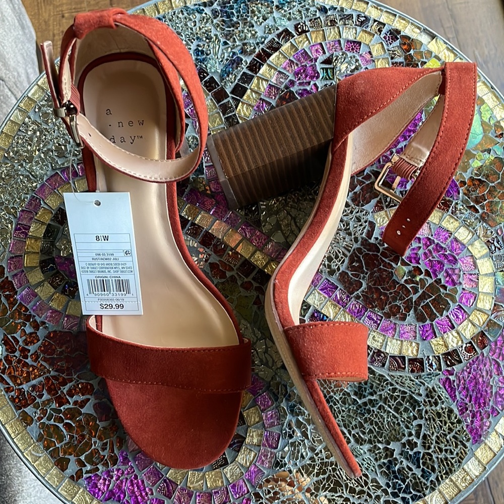 NWT Stacked Heel Rust colored sandal wide width